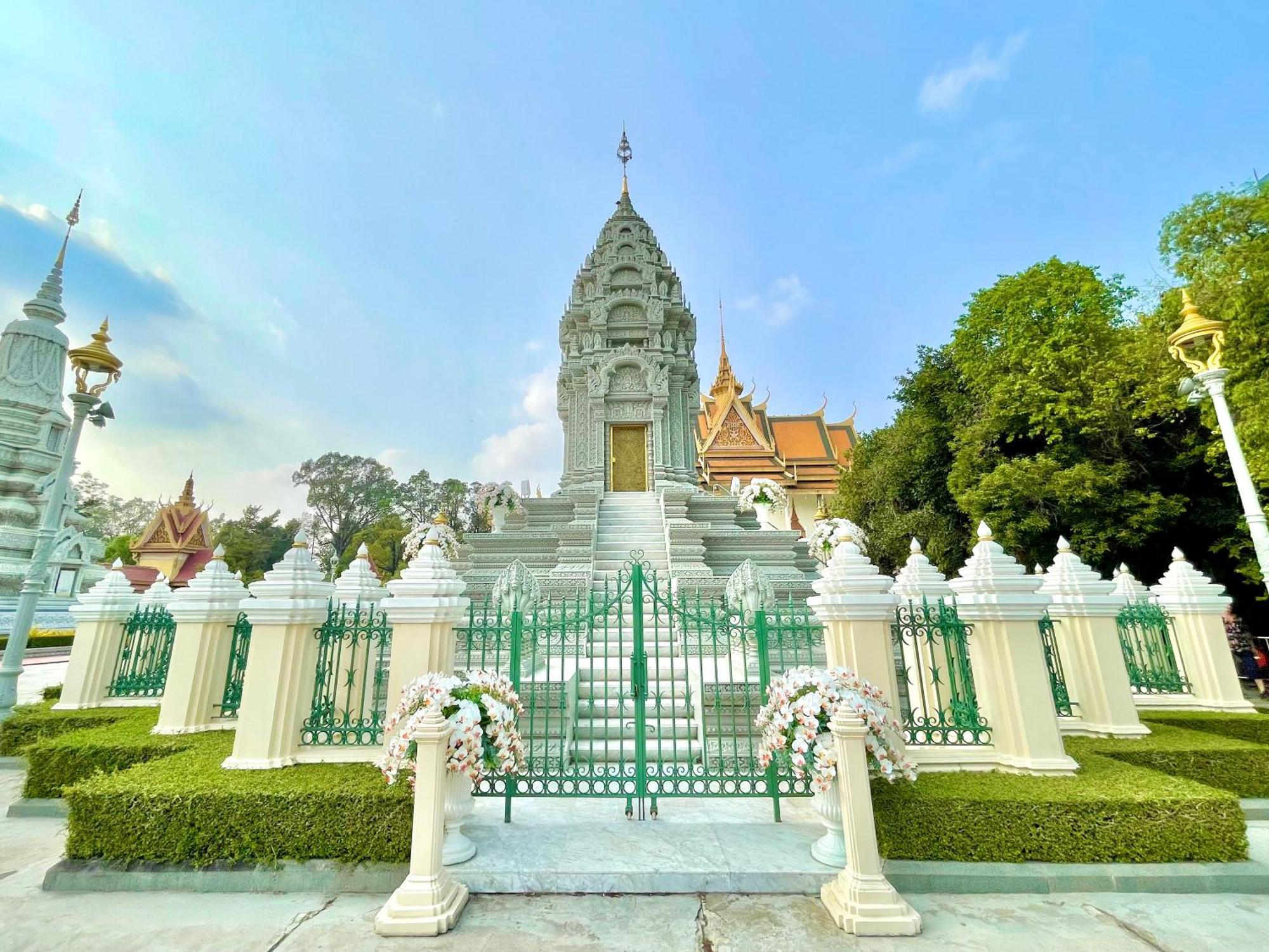 Sky Hotel Central Phnom Penh - Rooms & Apartments Exterior photo