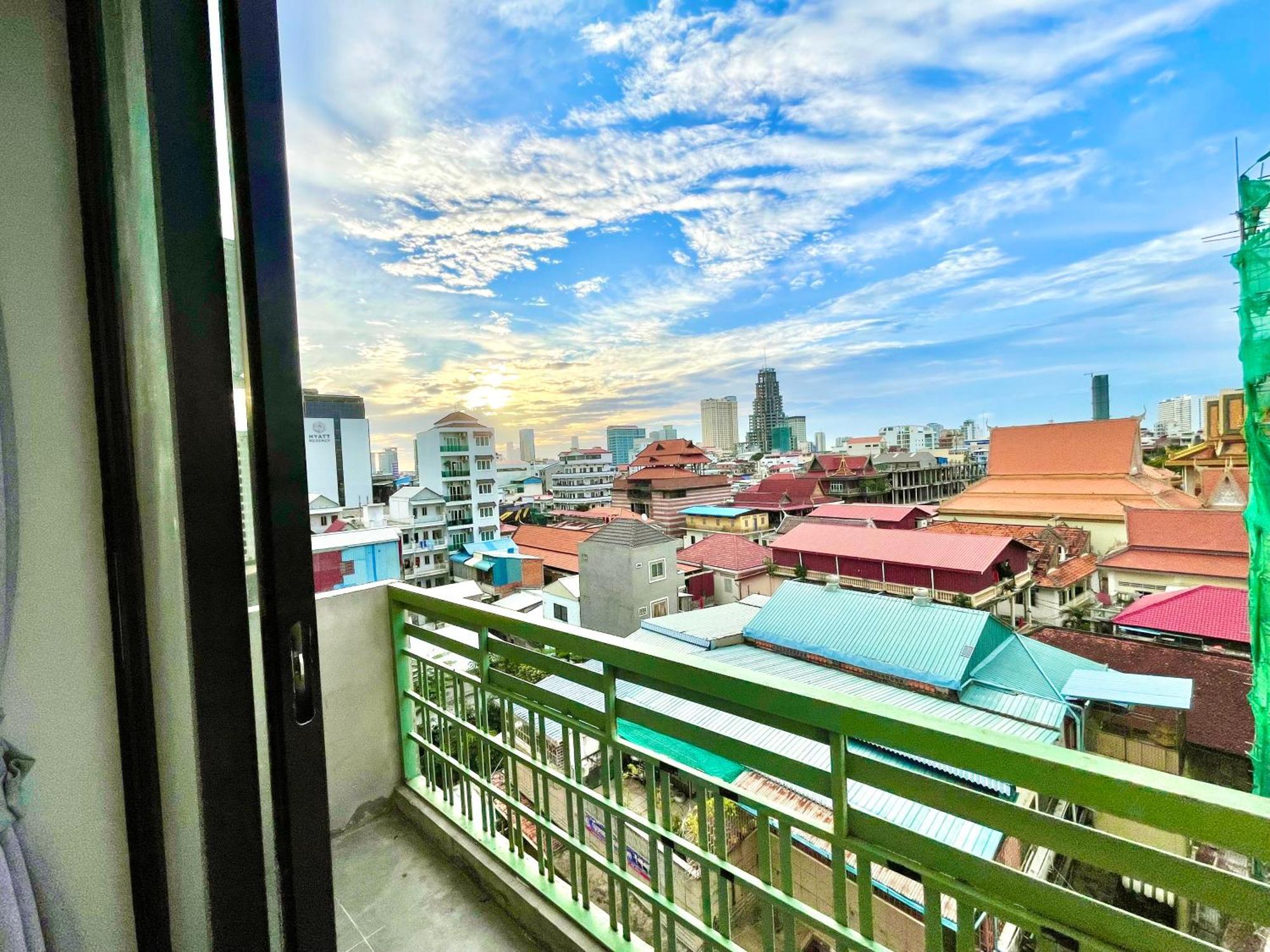 Sky Hotel Central Phnom Penh - Rooms & Apartments Exterior photo